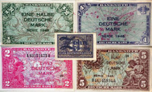 Jeder Bürger startet 1948 einheitlich mit 40 DM Bargeld in den Wiederaufbau.