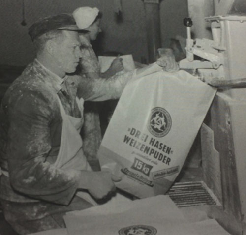  Abfüllung von Drei Hasen Weizenpuder in der Ibbenbürener Produktion 1958. (Foto: Willi Hänscheid)