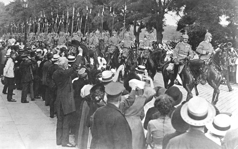 Jubel in Berlin beim Ausrücken der Garde im August 1914.