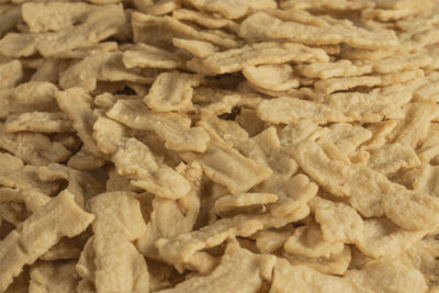 Wheat protein (vegetable protein) Lory® Tex Flakes SCM 110: For bacon, chicken, finely cut strips of meat, toppings and the imitation of meat products cut in strips.